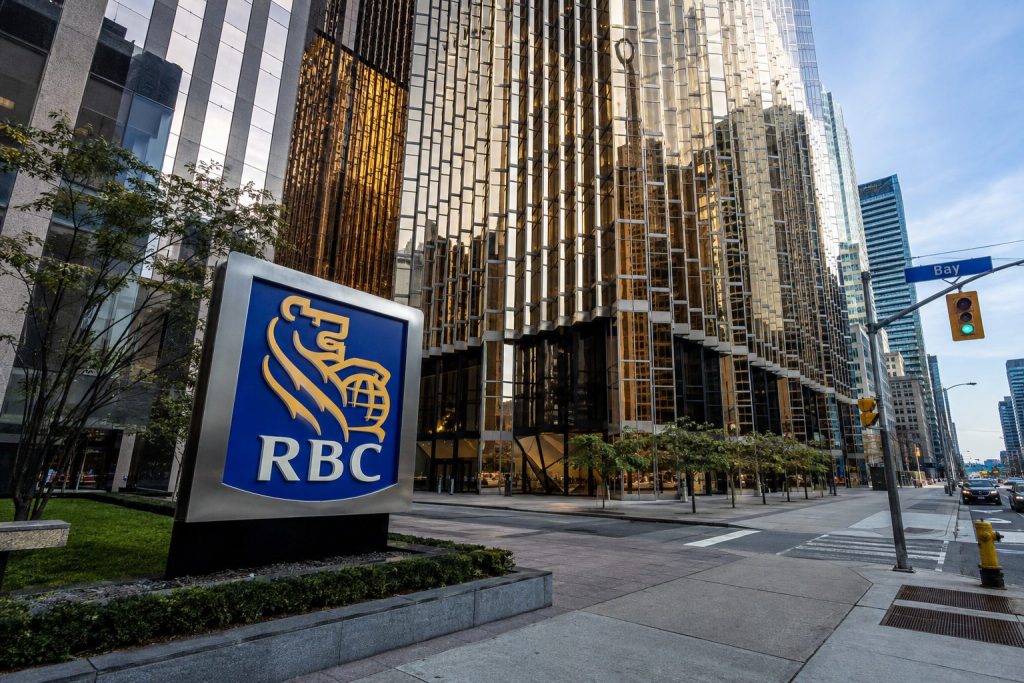 Royal Bank of Canada Shares: Major Institutions Increase Holdings as Valuation Challenges Expectations