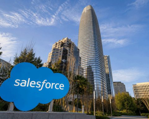 Salesforce Shares Gain 4.9% Following JPMorgan’s $250 Price Target, Implied 22% Upside