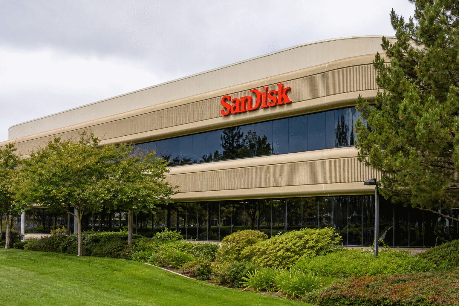 Sandisk shares in focus as $93.9 billion in contracts puts promise of 80% margin to the test Sandisk shares in focus as $93.9 billion in contracts puts promise of 80% margin to the test