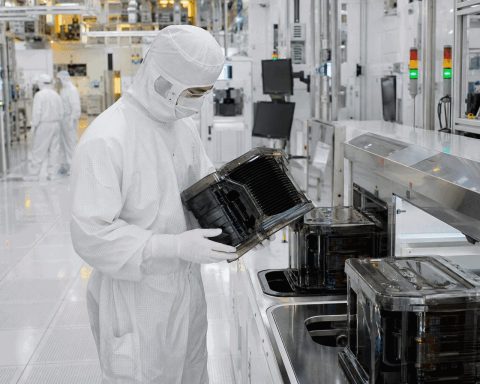 Semiconductor Shares Jump 2% on Broad Sector Strength, Outpacing Nasdaq Gains