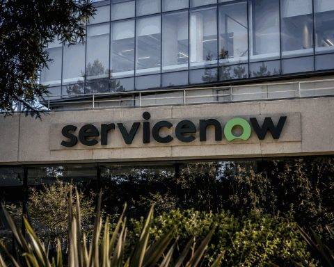 ServiceNow Shares Gain 4.5% After $1 Billion in AI Contracts Highlight 89x Earnings Multiple