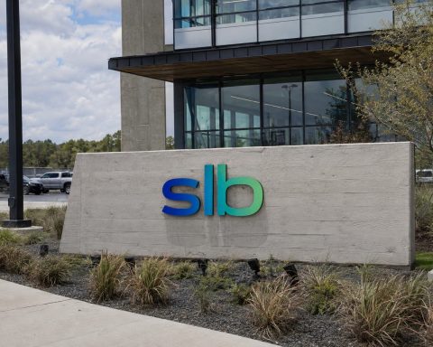 SLB Shares Climb 4.2% After Venezuela Data Agreement, Analysts Remain 8% Above Consensus