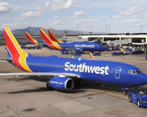Southwest Airlines (NYSE:LUV) Maintains Usual Boarding Process as Revenue Pressure Grows, Elevating Performance Risks
