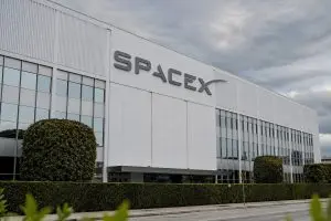 SpaceX (NASDAQ:SPCX) Shares Jump 16% as Investor Attention Moves From Lockups to AI-Driven Gains