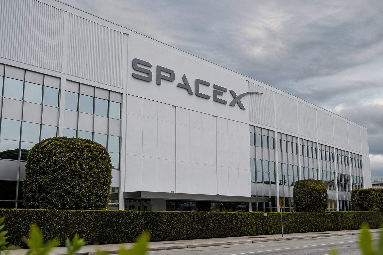 SpaceX (NASDAQ:SPCX) Shares Buoyed by AI Investments Despite Moon Impact Crater