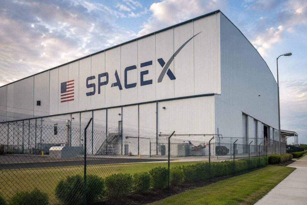 SpaceX (NASDAQ:SPCX) Shares Dip While AI Investments Overshadow Starlink Returns