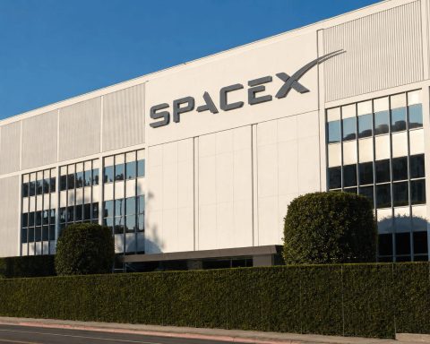 SpaceX Stock (SPCX) Slips Below IPO Price as 320 Million-Share Unlock Nears