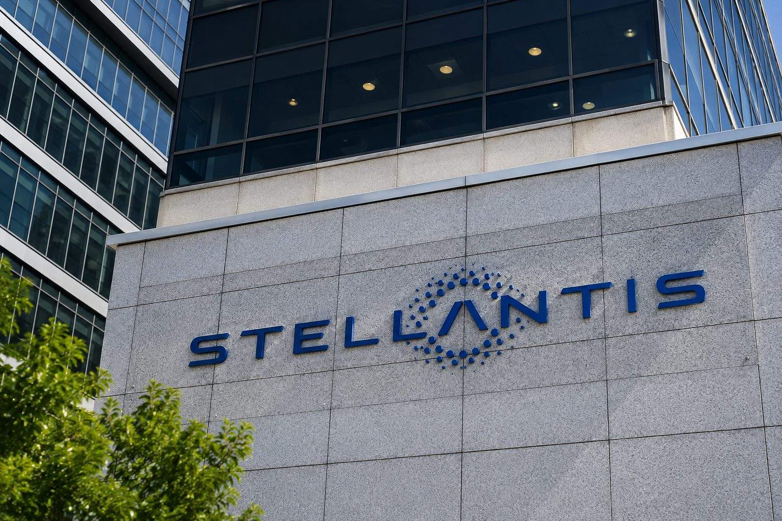 Stellantis shares dip with 1.8% margin as U.S. markets close and after-hours trading shows activity
