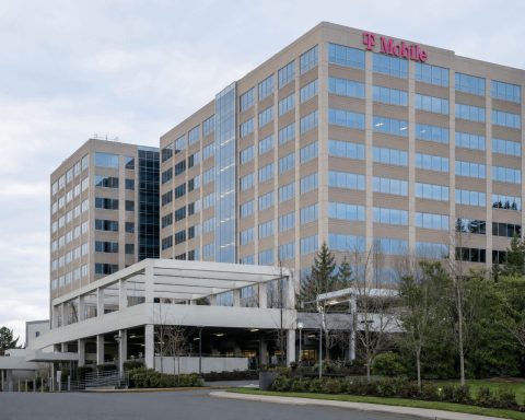 T-Mobile Shares (TMUS) Inch Higher With Network Outage Searches Again Raising Questions Over Service Reliability