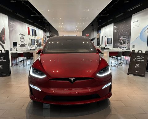 Tesla Shares Drop 1.7% Amid $1.09 Trillion Market Cap and 1.4% Operating Margin