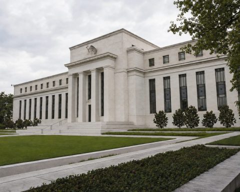 Trump Renews Push to Oust Lisa Cook, Adding Pressure on Fed Vote Margins