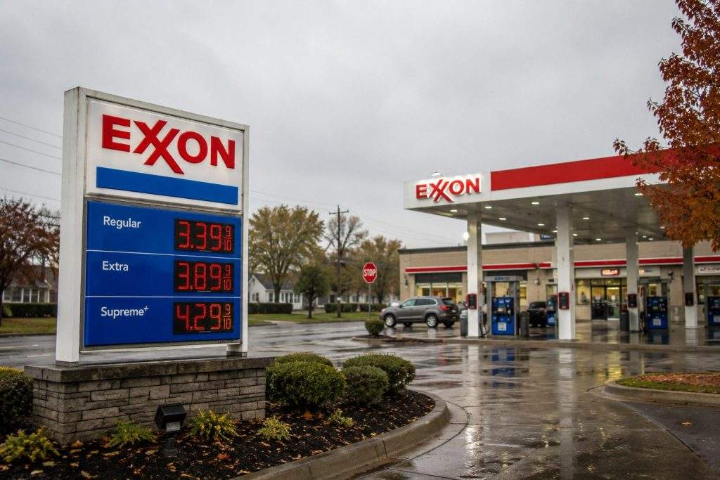 Trump Pressures Exxon (NYSE:XOM), Chevron (NYSE:CVX) on Fuel Prices After $26.6 Billion Quarter