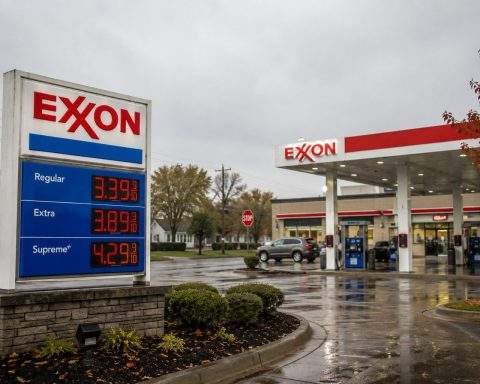 Trump Pressures Exxon (NYSE:XOM), Chevron (NYSE:CVX) on Fuel Prices After $26.6 Billion Quarter