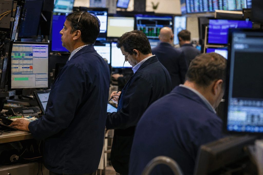 U.S. Confidence Drops to 51 While Treasury Curve Widens to 53 Basis Points, Indicating Policy Pressure