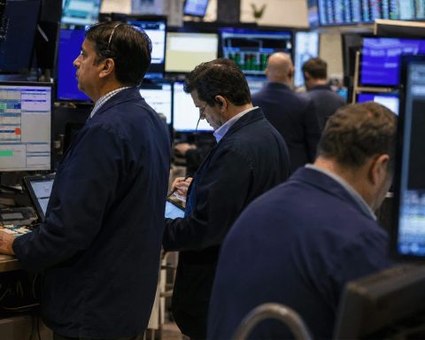 U.S. Confidence Drops to 51 While Treasury Curve Widens to 53 Basis Points, Indicating Policy Pressure