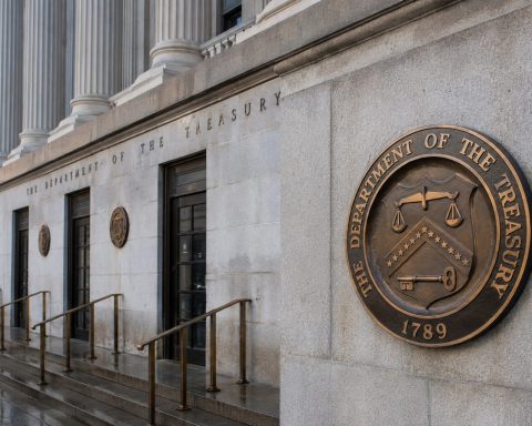 U.S. Debt Tops $40 Trillion as 20-Year Buyers Demand a 5.204% Yield