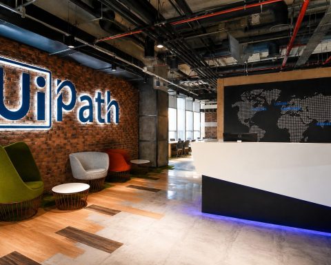 UiPath Finishes 18% Over Analyst Forecast; Company Officer Offloads $831,250 in Stock