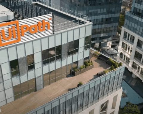 UiPath Shares Edge Down 1.0% as Options Market Expects 11% Post-Earnings Move