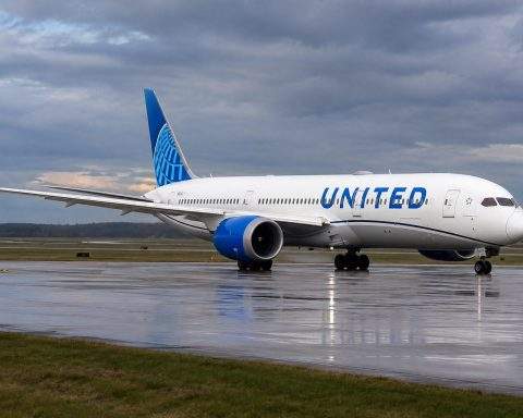 United boosts premium 787 capacity, puts yield to test on eight routes