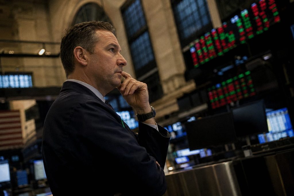 US retail sales surprise intensifies Fed pause barbell position