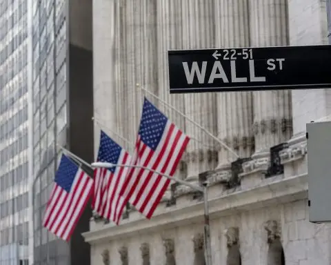 US Futures Gain as Market Differentiates Between Profitable AI Players and High Expenditures