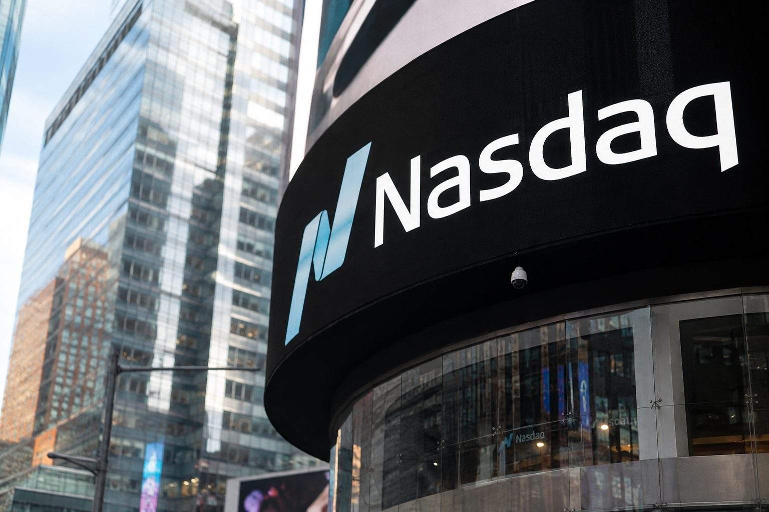 Nasdaq Futures Drop in Early Trading as AI Leaders Face Tougher Earnings Hurdles