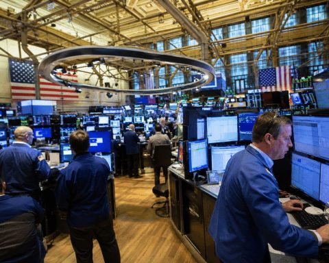 US Stocks Rally Broadens: Two Advancers for Every Decliner After PPI