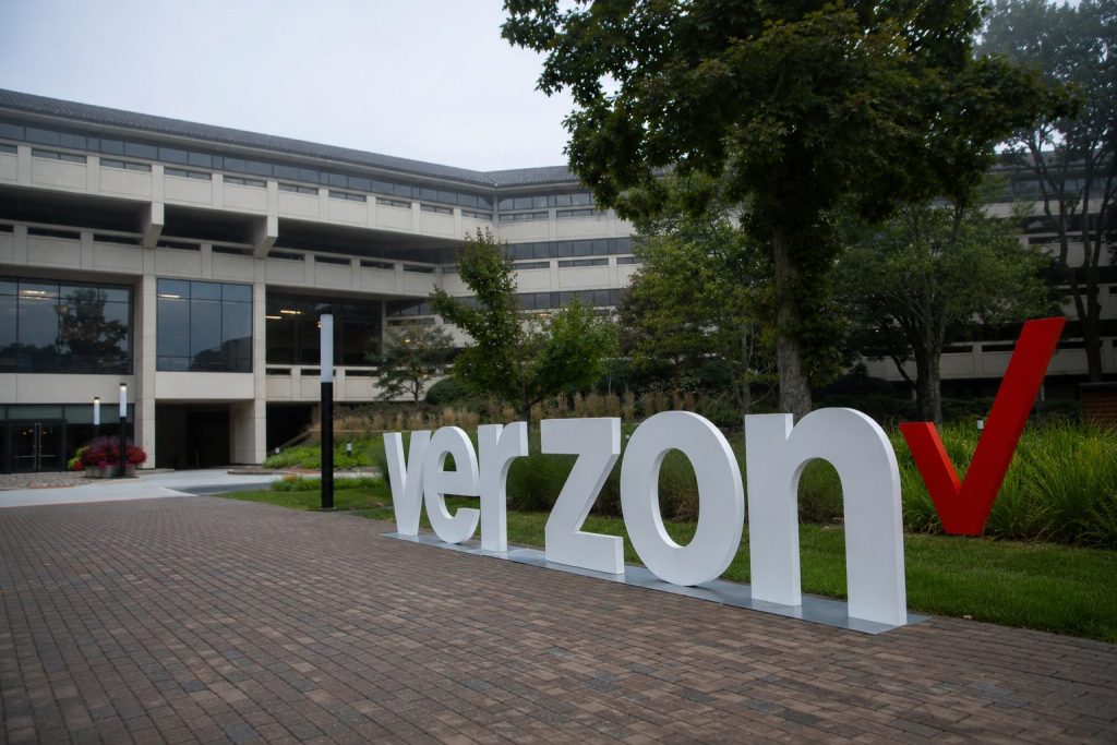 Verizon Stock Rises 1% as Downdetector Spike Meets an 8% Capital-Return Yield Verizon Stock Rises 1% as Downdetector Spike Meets an 8% Capital-Return Yield