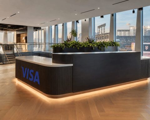Visa’s Shares Surge for Fourth Session, Challenging Street’s 12% Growth Outlook