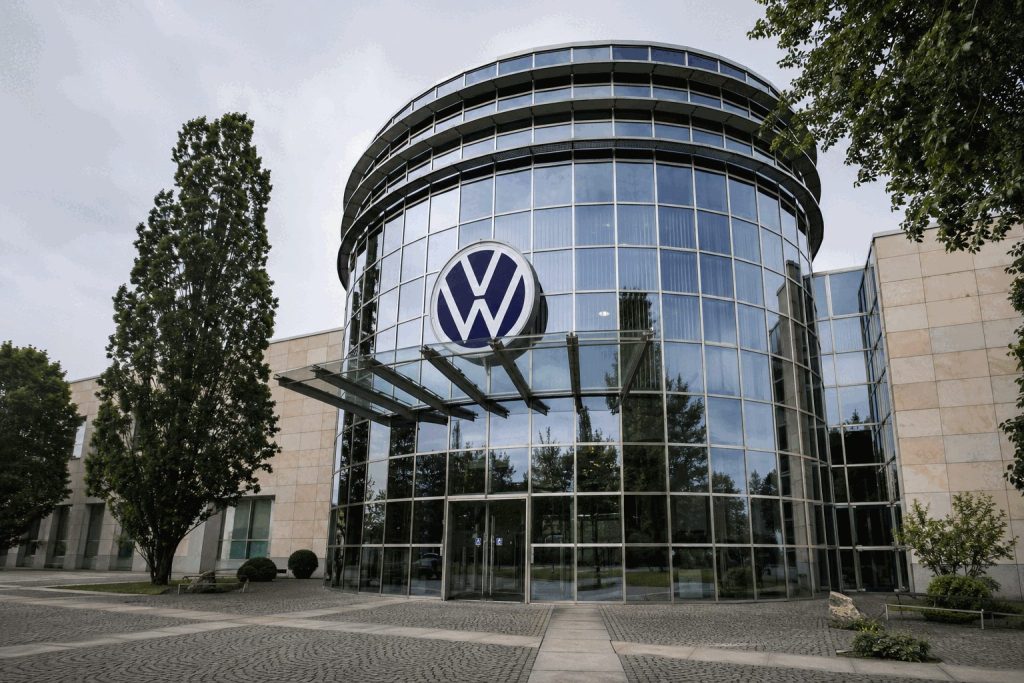 Volkswagen Shares Drop 2% After €4.5 Billion Cash-Flow Gain Leaves China Concerns Unresolved