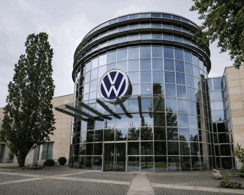 Volkswagen Shares Drop 2% After €4.5 Billion Cash-Flow Gain Leaves China Concerns Unresolved