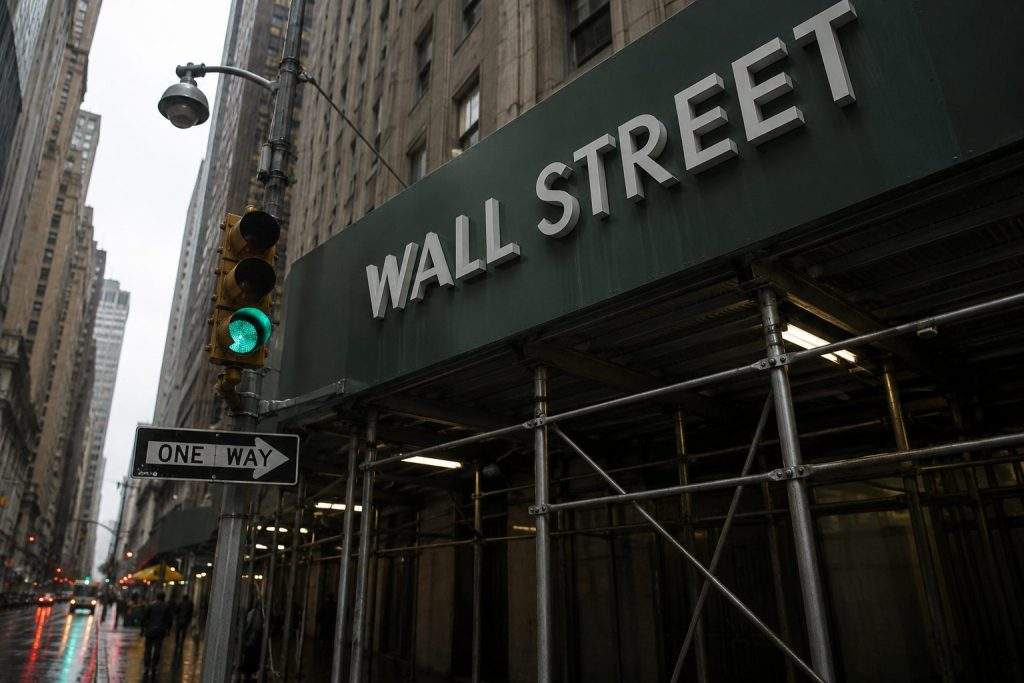 U.S. stocks open higher as airlines outperform energy after oil relief, with 4.5-point gap emerging