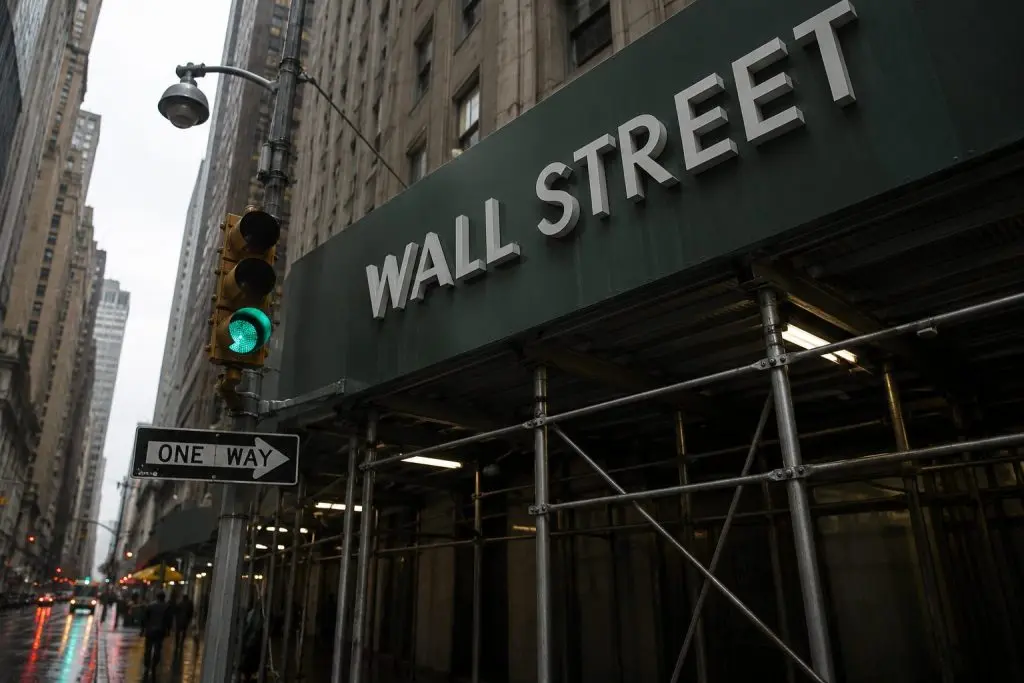 U.S. stocks open higher as airlines outperform energy after oil relief, with 4.5-point gap emerging