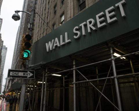 U.S. stocks open higher as airlines outperform energy after oil relief, with 4.5-point gap emerging