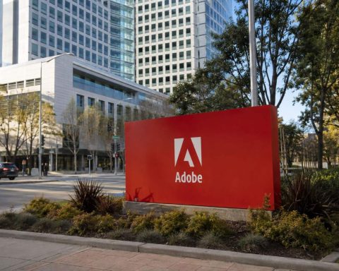 Adobe Stock Rises 2.1%, Analyst Price Targets Point to 8% Potential Decline