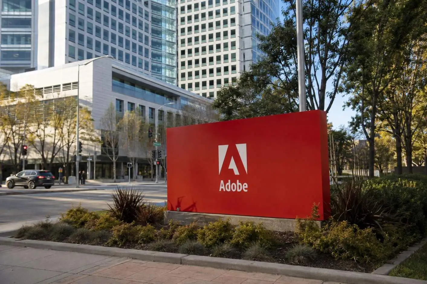 Adobe Stock Rises 2.1%, Analyst Price Targets Point to 8% Potential Decline Adobe Stock Rises 2.1%, Analyst Price Targets Point to 8% Potential Decline
