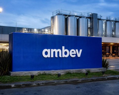Ambev Stock Edges Up 0.3% as Volume Runs 72% Above Average