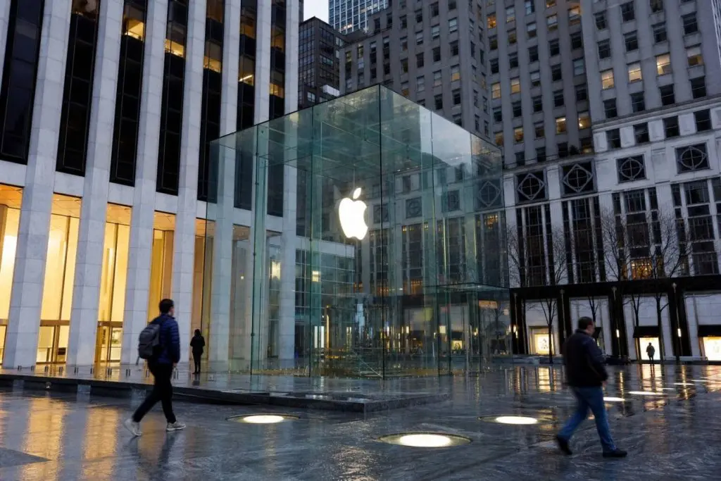Apple Shares Climb 1.7% as Ternus Takes on $4.7 Trillion AI Challenge Apple Shares Climb 1.7% as Ternus Takes on $4.7 Trillion AI Challenge