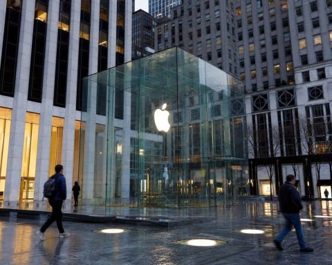 Apple Shares Climb 1.7% as Ternus Takes on $4.7 Trillion AI Challenge