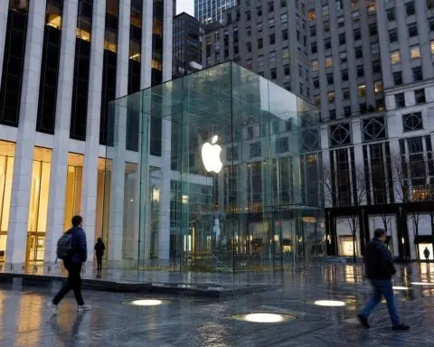 Apple Shares Climb 1.7% as Ternus Takes on $4.7 Trillion AI Challenge