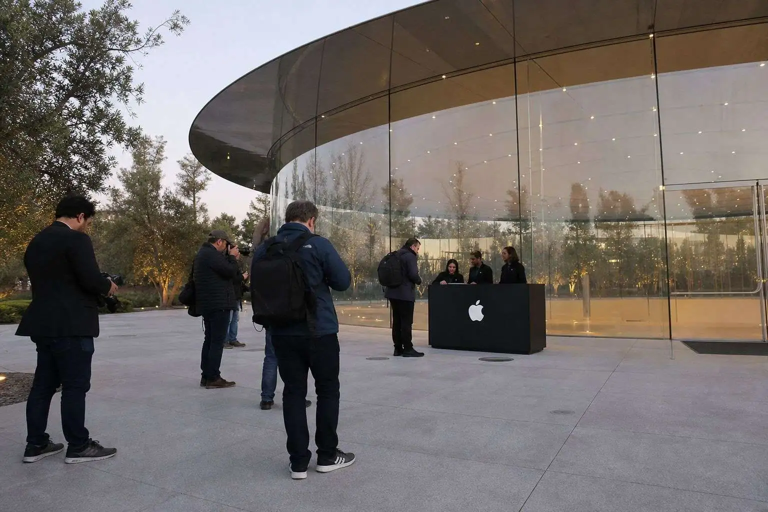 Apple Shares Dip 0.2% as Spotlight Turns to $54 Billion iPhone 18 Pro Max Franchise