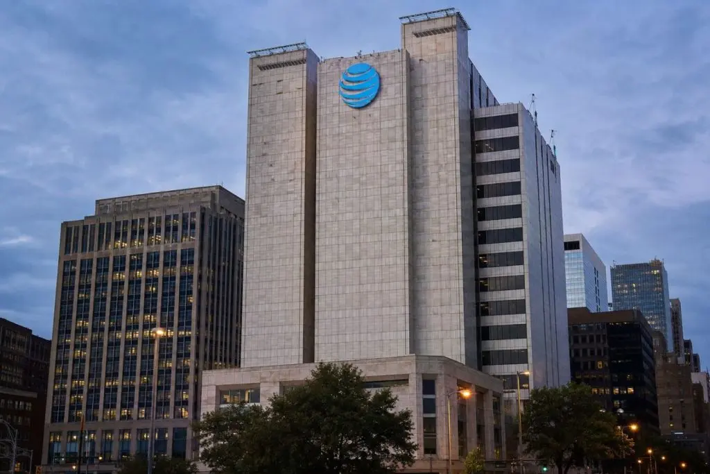 AT&T targets $18 billion cash flow, equating to 10% yield at $25.95 AT&T targets $18 billion cash flow, equating to 10% yield at $25.95