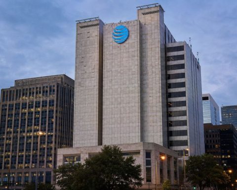 AT&T targets $18 billion cash flow, equating to 10% yield at $25.95