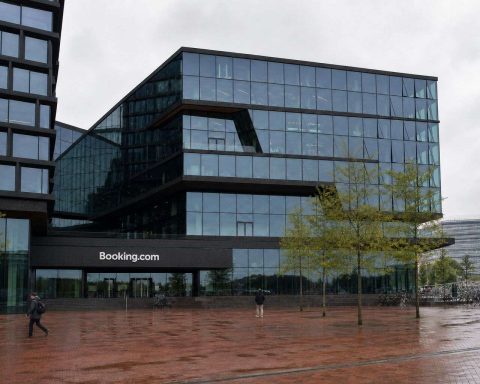 Booking Stock Rises 1.3% as Downing Street Test Exposes Control Risk