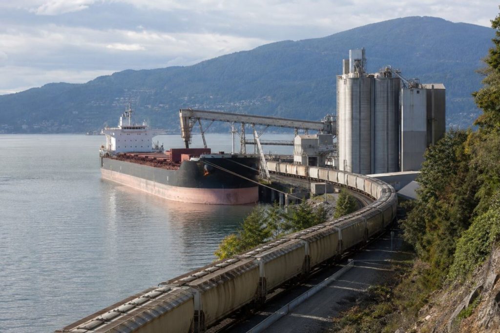 Canada’s Trade Surplus Drops by 82% as Dollar Strengthens 0.5%