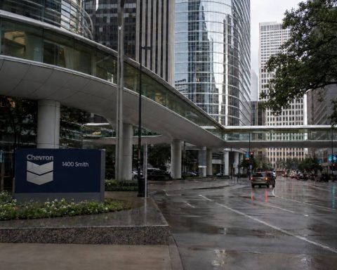Chevron Up 0.6% With $7 Billion Venezuela Project Aiming for 600,000-Barrel Output