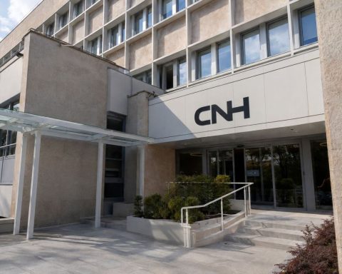CNH Industrial Shares Climb 9.2% as $18 Price Target Signals Farm Sector Rebound by 2027