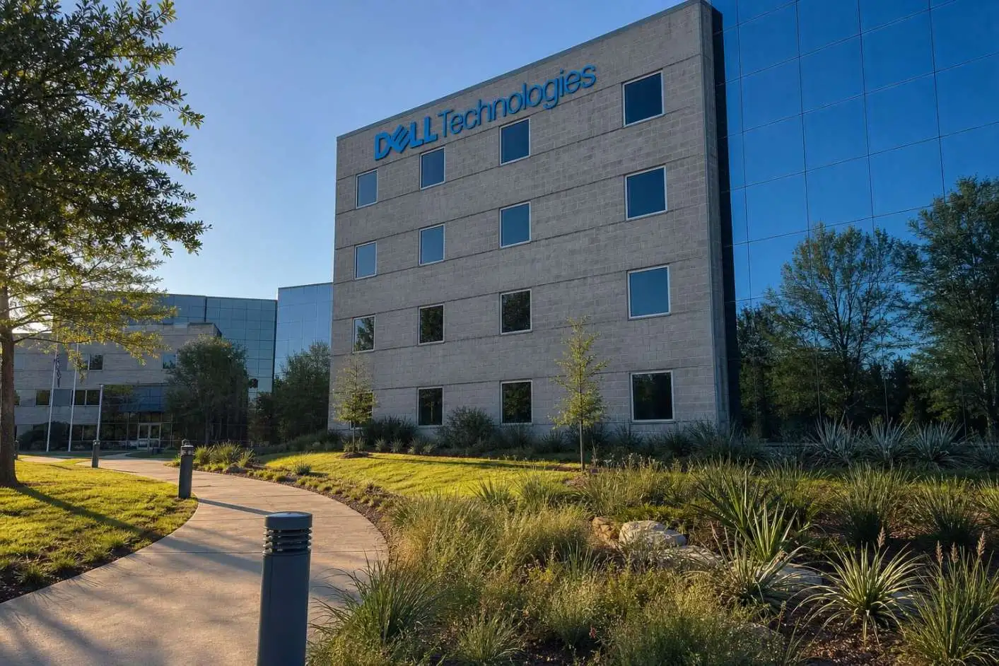 Dell Shares Surge 15.8% After EPS Forecast Raised by 42%, Outpacing Market Rally