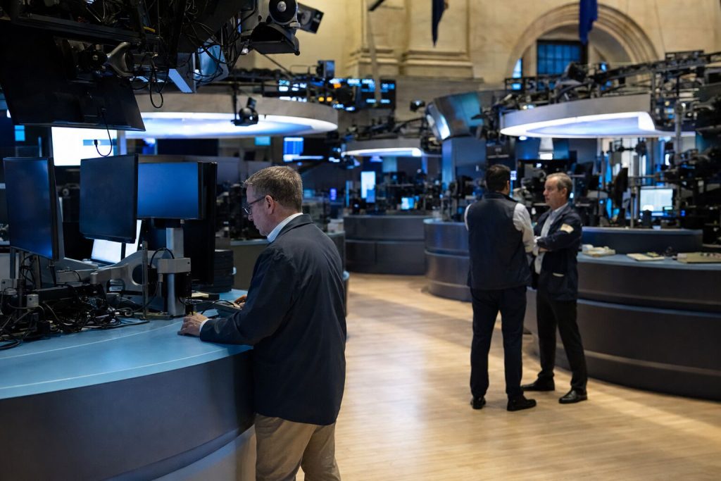 Dow Futures Lead as Snowflake Surges and Broadcom Slips Dow Futures Lead as Snowflake Surges and Broadcom Slips