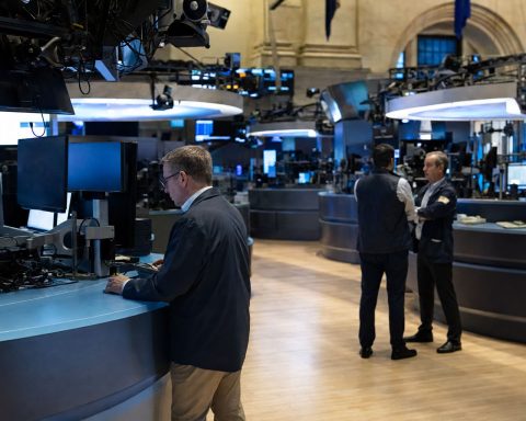 Dow Futures Lead as Snowflake Surges and Broadcom Slips